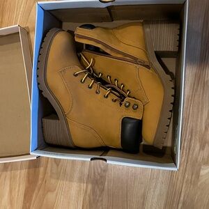 Women’s Size 8 Healed Boots